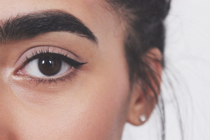 Eyeliner Filter: How to Try On Eyeliner Shapes and Colors with an App