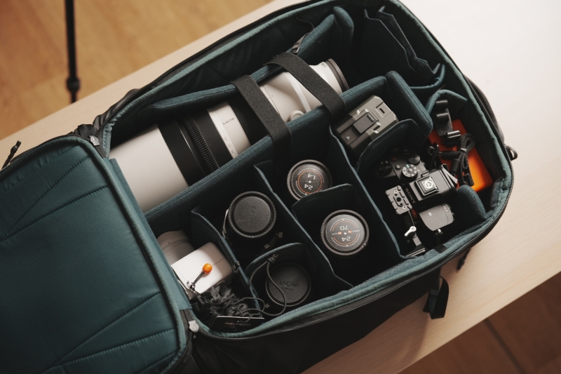 Battle of the Roller Camera Bags: Peak Design vs. Pgytech – Which One Is for You?