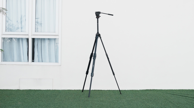The Manfrotto ONE Offers to Be Your Tripod for Anything and Everything: Review and Demo