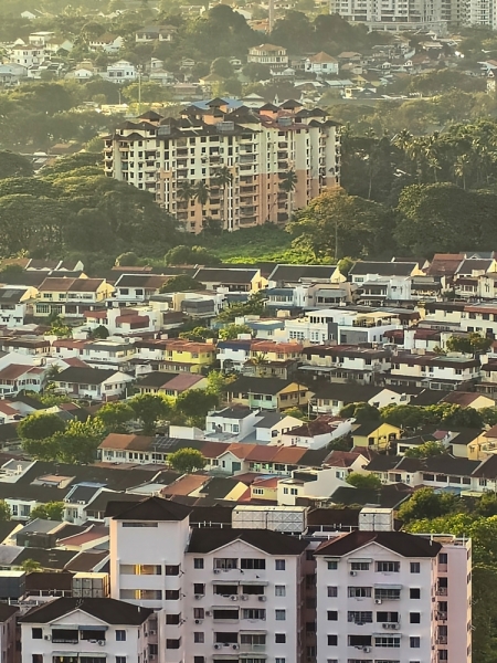 We Review Mate X7, the Latest Foldable Smartphone from Huawei, With Impressive Camera Technology.