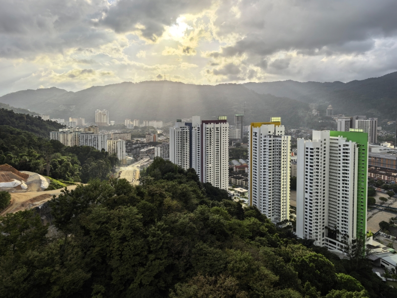 We Review Mate X7, the Latest Foldable Smartphone from Huawei, With Impressive Camera Technology.