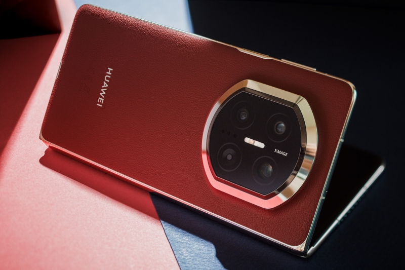 We Review Mate X7, the Latest Foldable Smartphone from Huawei, With Impressive Camera Technology.