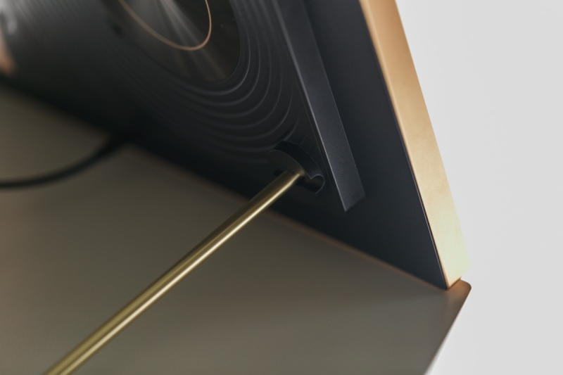 We Review the Arzopa D14: A Stylish, Easy-to-Use Digital Photo Frame