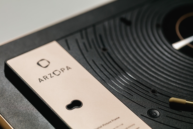 We Review the Arzopa D14: A Stylish, Easy-to-Use Digital Photo Frame