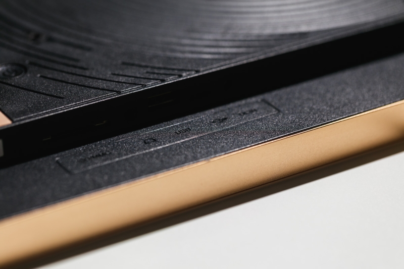 We Review the Arzopa D14: A Stylish, Easy-to-Use Digital Photo Frame