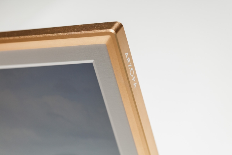 We Review the Arzopa D14: A Stylish, Easy-to-Use Digital Photo Frame