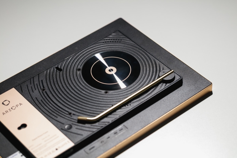 We Review the Arzopa D14: A Stylish, Easy-to-Use Digital Photo Frame