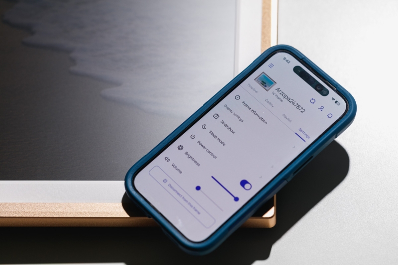 We Review the Arzopa D14: A Stylish, Easy-to-Use Digital Photo Frame