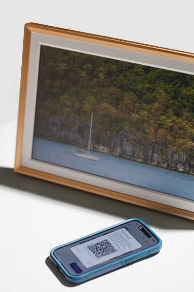 We Review the Arzopa D14: A Stylish, Easy-to-Use Digital Photo Frame